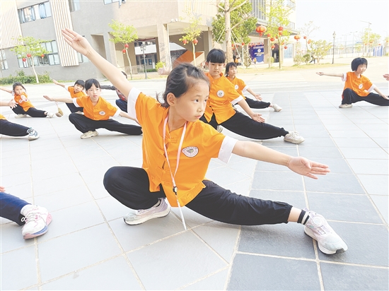 在武術(shù)隊(duì)訓(xùn)練場(chǎng)，少年們目光如炬，馬步扎實(shí)，出拳帶風(fēng)。
