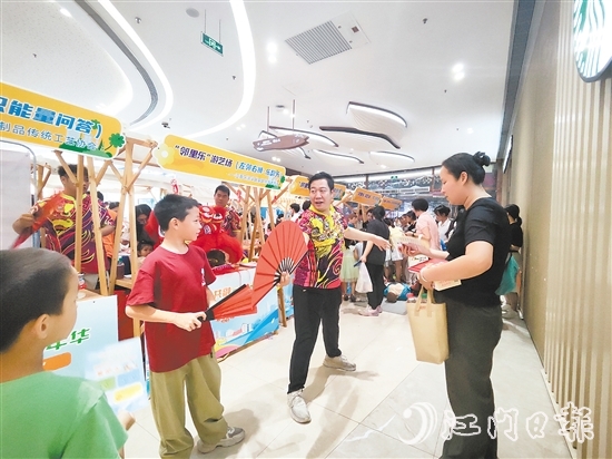 活動現(xiàn)場，不少市民體驗傳統(tǒng)文化魅力。