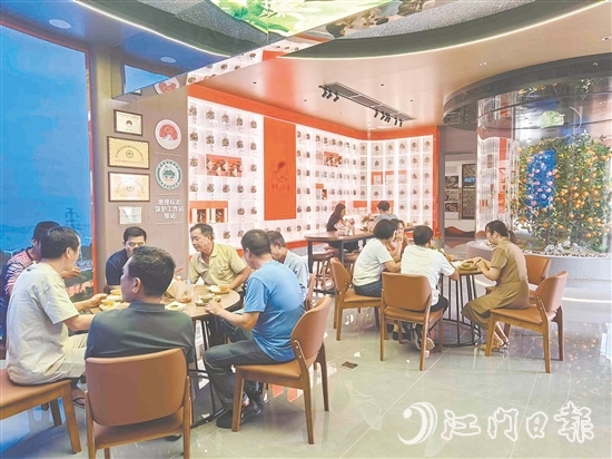 體驗(yàn)館設(shè)置了休憩和茶點(diǎn)品鑒的區(qū)域，還專門(mén)布置了茶坑歷史文化主題展覽。