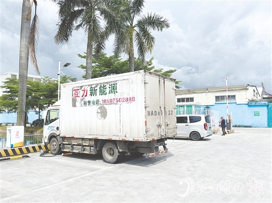 充電站位置優(yōu)越，吸引了很多過(guò)路車輛進(jìn)場(chǎng)充電。