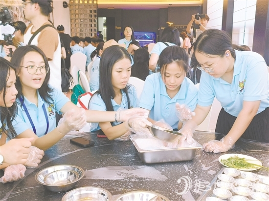 營員們制作艾糍美食，感受僑鄉(xiāng)民俗風(fēng)情。