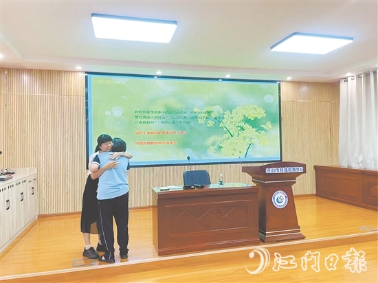 在手語朗讀環(huán)節(jié)，黃曉聰引導學生重構(gòu)對過往經(jīng)歷的認知，許多學生主動用“我想抱抱你”表達情感。