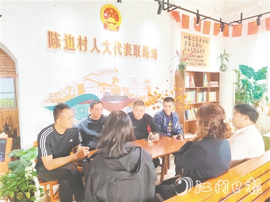 大江鎮(zhèn)人大代表在聯(lián)絡(luò)站接訪群眾，聽(tīng)取群眾意見(jiàn)建議。
