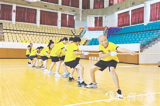 職工在賽場(chǎng)上感受團(tuán)隊(duì)協(xié)作帶來的樂趣。