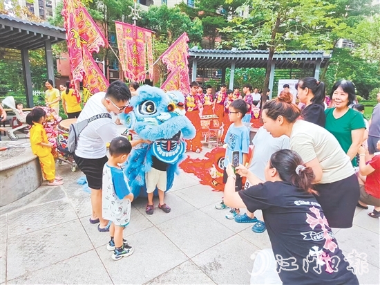 非遺在社區(qū)土壤中煥發(fā)新彩，悄然增強(qiáng)市民對(duì)文化根脈的認(rèn)同感與熱愛之情。