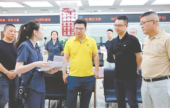 企業(yè)代表參觀了解法院便民服務(wù)舉措、破解執(zhí)行難、涉僑多元解紛等工作中的創(chuàng)新模式和特色經(jīng)驗。