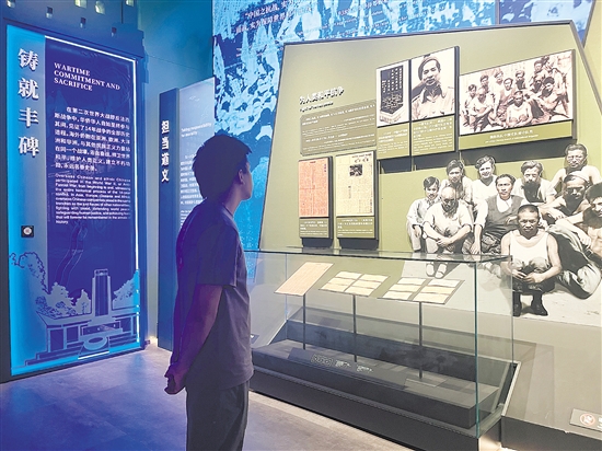 在僑博館“鑄就豐碑”展示區(qū)，參觀者通過圖文、實物等回顧海外僑胞的抗戰(zhàn)故事。