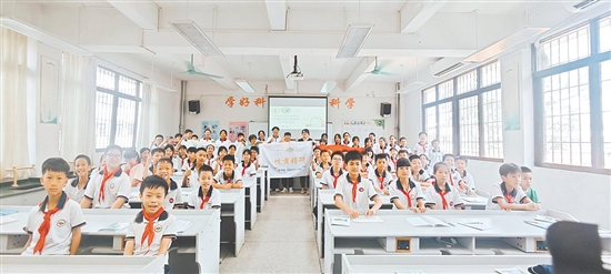 突擊隊走進雙水鎮(zhèn)東凌小學，開展中藥材知識科普活動。