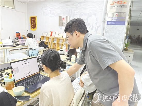 五邑大學(xué)藝術(shù)與設(shè)計(jì)學(xué)院學(xué)生在學(xué)習(xí)3D打印技術(shù)。