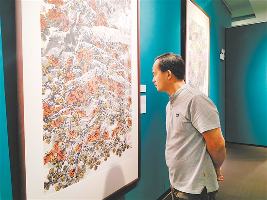 嶺南名家近300件（套）精品力作在江門展出，吸引美術愛好者前來參觀。