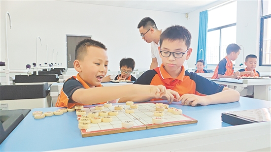 在社團(tuán)活動(dòng)中，教師給予學(xué)生更多練習(xí)時(shí)間，鼓勵(lì)學(xué)生在對(duì)局中嘗試舉一反三。