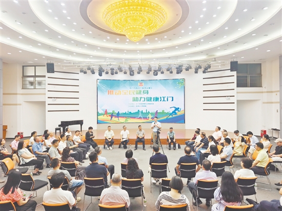 聚焦推動(dòng)全民健身，來到市政協(xié)“委員議事廳”現(xiàn)場(chǎng)的各方人員踴躍交流。