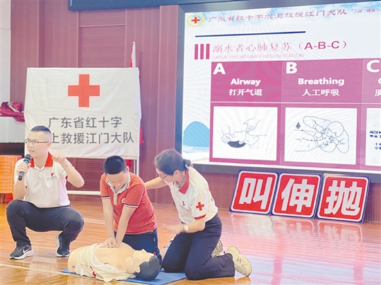 學生在工作人員指導下進行模擬急救。