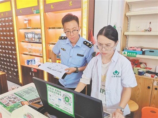市場(chǎng)監(jiān)管部門(mén)加強(qiáng)對(duì)農(nóng)貿(mào)市場(chǎng)、藥店等重點(diǎn)場(chǎng)所的監(jiān)管，織密織牢“防蚊網(wǎng)”。