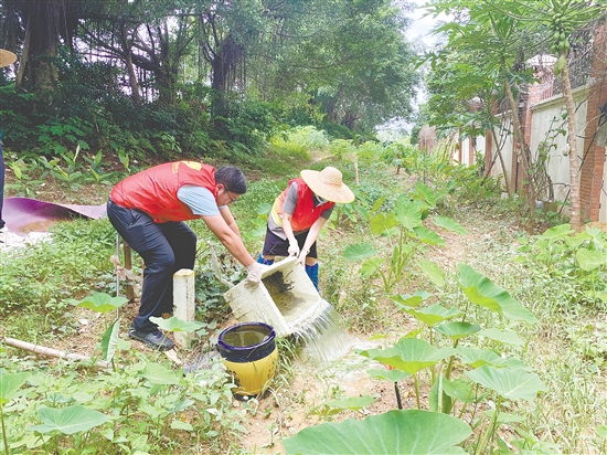 工作人員清空容器中的積水。