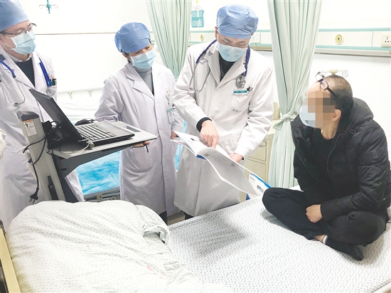 醫(yī)生向患者解釋病情。