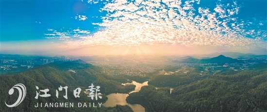1月1日，清晨，陽(yáng)光穿透云層，照耀著江門(mén)市區(qū)。