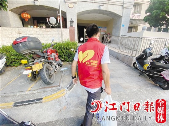 梁錦強(qiáng)為業(yè)主送貨上門(mén)。