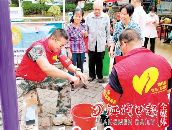 碧桂園物業(yè)工作人員提供暖心服務，提升業(yè)主的滿意度和幸福感。