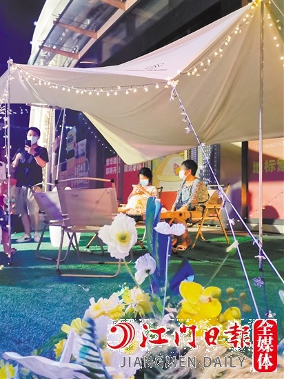 市民和家人一起享受夜晚休閑好時光。