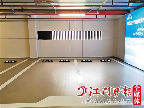 遠(yuǎn)洋天成陽光車庫設(shè)置窗戶，引自然光進(jìn)入車庫。