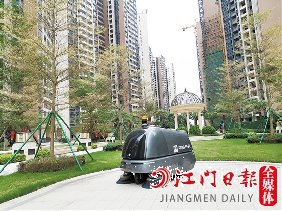 智能掃地機(jī)器人在江海區(qū)明泰城狀元居小區(qū)“上崗”一個(gè)多月了。