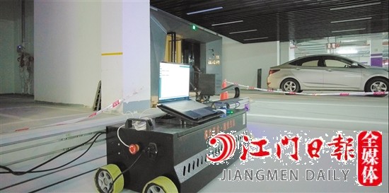 通過這臺機器，車位將穿上“新衣”。
