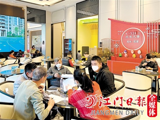春節(jié)期間，不少市民到樓盤看房。