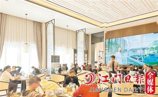 樓盤營銷中心洽談區(qū)座無虛席。