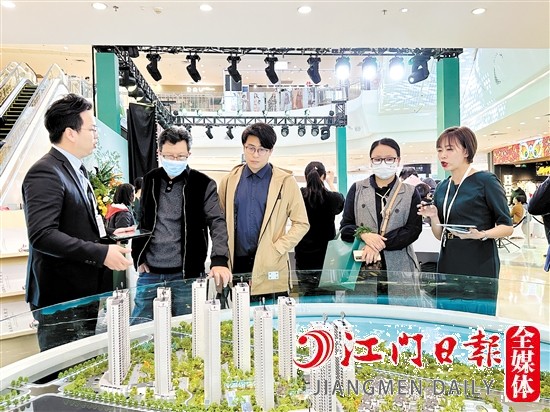 城市展廳的開放，吸引不少市民前來了解項(xiàng)目詳情。