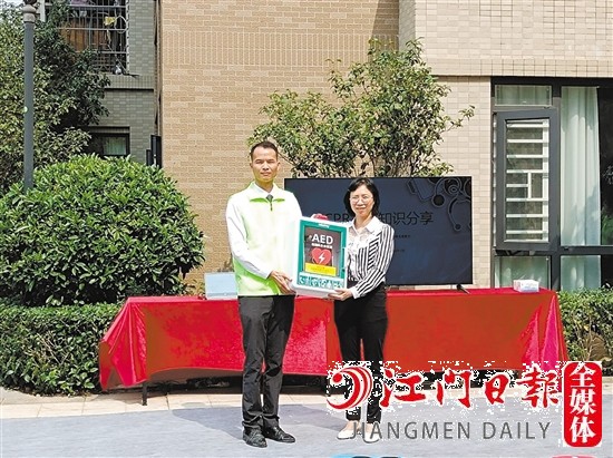 泰安地產(chǎn)代表將AED設(shè)備交接給萬科物業(yè)。