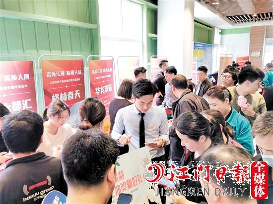 活動(dòng)現(xiàn)場(chǎng)，房企工作人員為企業(yè)職工介紹項(xiàng)目信息。