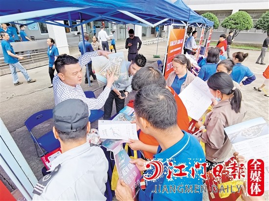 活動(dòng)現(xiàn)場(chǎng)，房企工作人員為企業(yè)職工介紹項(xiàng)目信息。