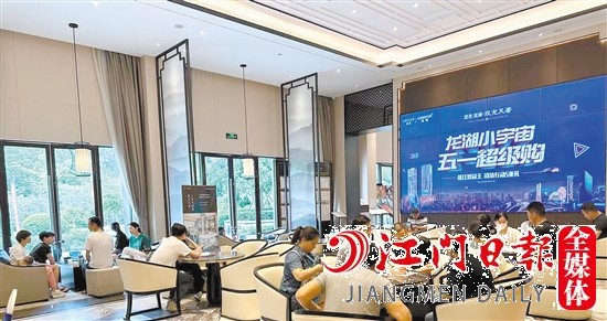 “五一”假期，不少市民選擇去看房。
