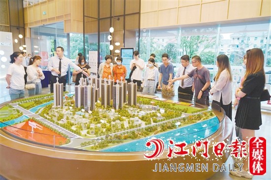 看房團在保利大都匯了解樓盤詳情。