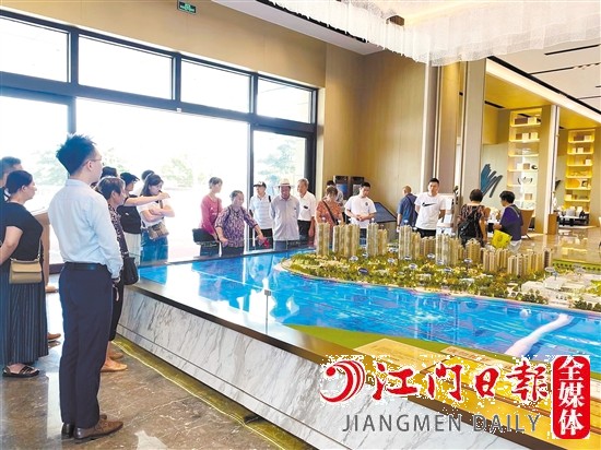 高質(zhì)量供需對接活動把市民“請進來”，組織了看房團走進樓盤。