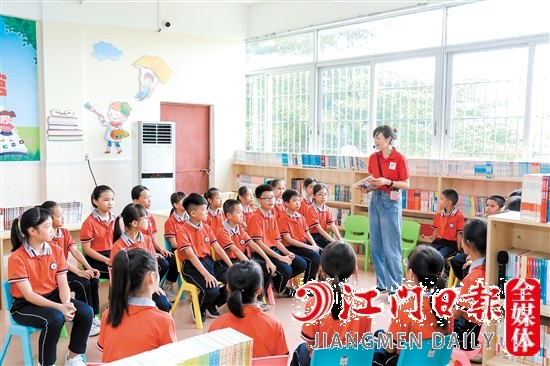龍榜小學學生在博富公益“悅讀館”龍榜小學館里聽老師講故事。