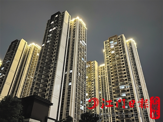 濱江新區(qū)一樓盤(pán)晚上亮燈情況。