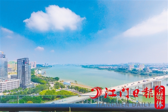 近年來(lái)，我市多個(gè)樓盤(pán)臨江而建。