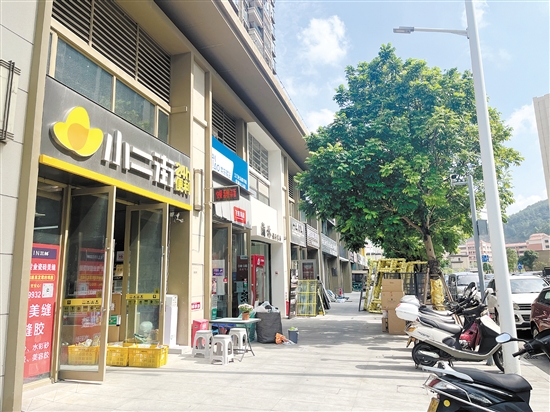 小區(qū)外面商鋪大多是一些小型便利店和快餐店，可以選擇的不多。