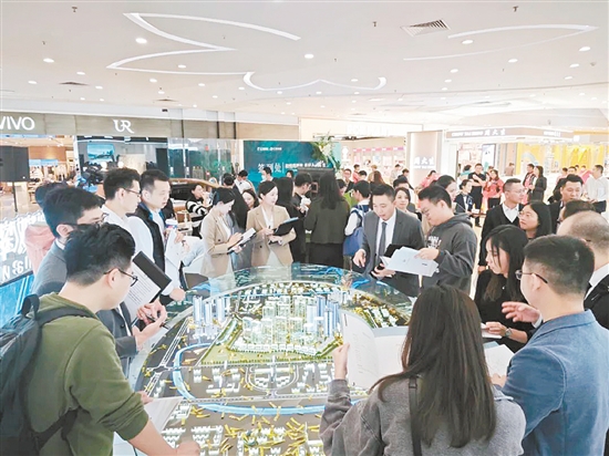江發(fā)地產(chǎn)城市展廳開放現(xiàn)場(chǎng)。
