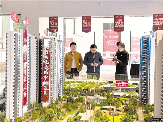 房企加大促銷，吸引市民看房。
