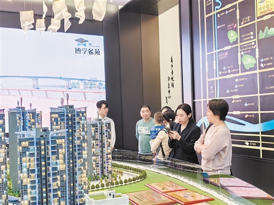 今年樓市持續(xù)回暖。圖為市民在看房。