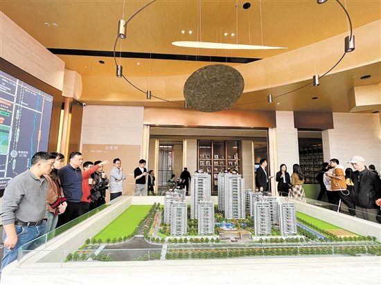 親鄰會(huì)所及樣板間開放當(dāng)天，駿景灣天悅營銷中心熱鬧非凡。