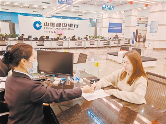 市民在辦理公積金業(yè)務(wù)。