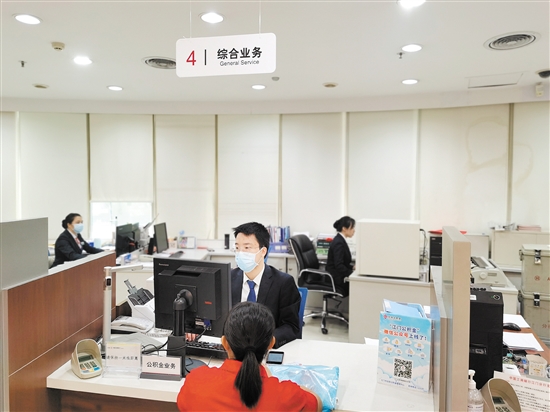 過去一年，我市出臺(tái)了一系列公積金惠民政策，方便了許多市民。