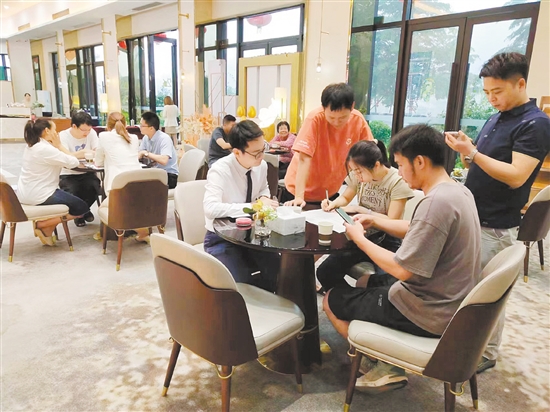 新政出臺(tái)吸引更多消費(fèi)者看房。