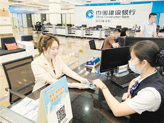 市民在咨詢公積金提取情況。