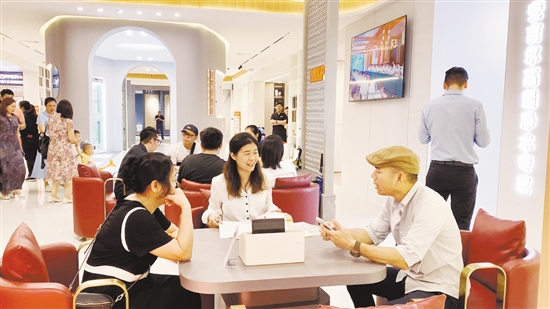 開業(yè)當天，不少市民在現(xiàn)場咨詢。