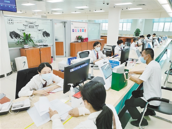 申請(qǐng)使用住宅專項(xiàng)維修資金的市民越來越多。